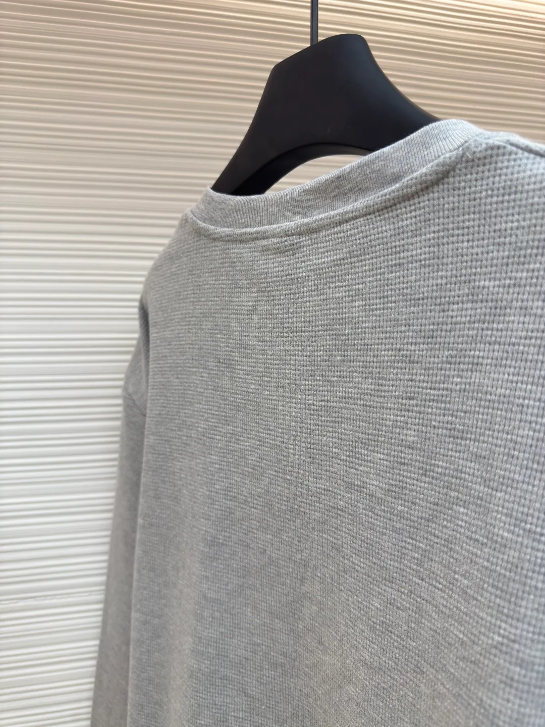 Chrome Hearts patchwork leather Henry collar waffle sweatshirt ●Original version: Purchased and developed for 17500 ●Item number: 1680093-A50 ●Fabric: waffle fabric ●Technology: Positioning cutting machine ●Version: fitted version ●Weight: about 520 grams ●Size: S-M-L-XL ●Description: The fabric is made of 350g cotton waffle double-layer material before washing (distinguish between low-gram weight cutting corners and non-pure cotton market goods) The silver buckles and scrolls are made of antique bronze and real silver (the materials used have reached 300+ quality on the market). The leather labels are still made of genuine imported lambskin. The most important thing is the hand-sewn leather (it involves high costs when it comes to manual work). A lot of effort has been put into the fabric, hardware and craftsmanship. The top quality in the market and the industry benchmark are only owned by a few people. The overall wiring is straight and delicate, the fabric is comfortable and soft, and the color is consistent without color difference. It can be matched with the same style to create a fashionable look and control various occasions. Customized accessories, complete with three standards, same style for men and women!